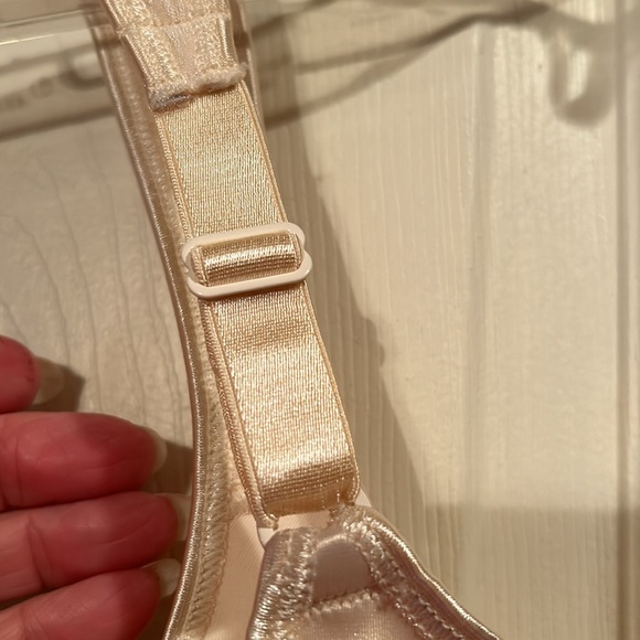 Playtex 36D 18 Hour Front Closure Bra - 6 Hook, Extra Back Support & Side Seams - Picture 4 of 8